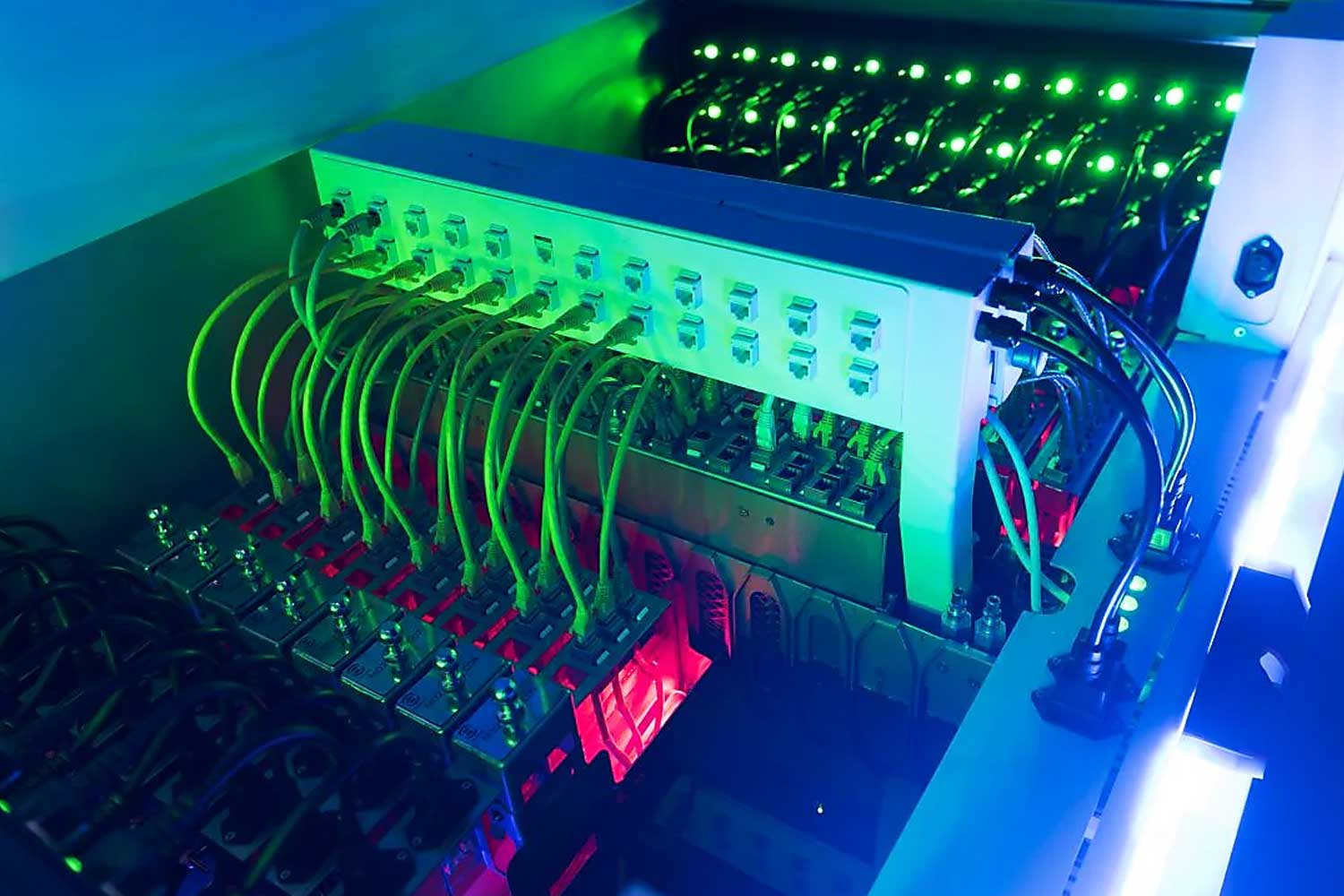 Sistema-de-servidores-sumergidos-en-fluido-dieléctrico-Shell-para-enfriamiento-por-inmersión-de-alto-rendimiento Sistema de servidores sumergidos en fluido dielectrico Shell para enfriamiento por inmersion de alto rendimiento