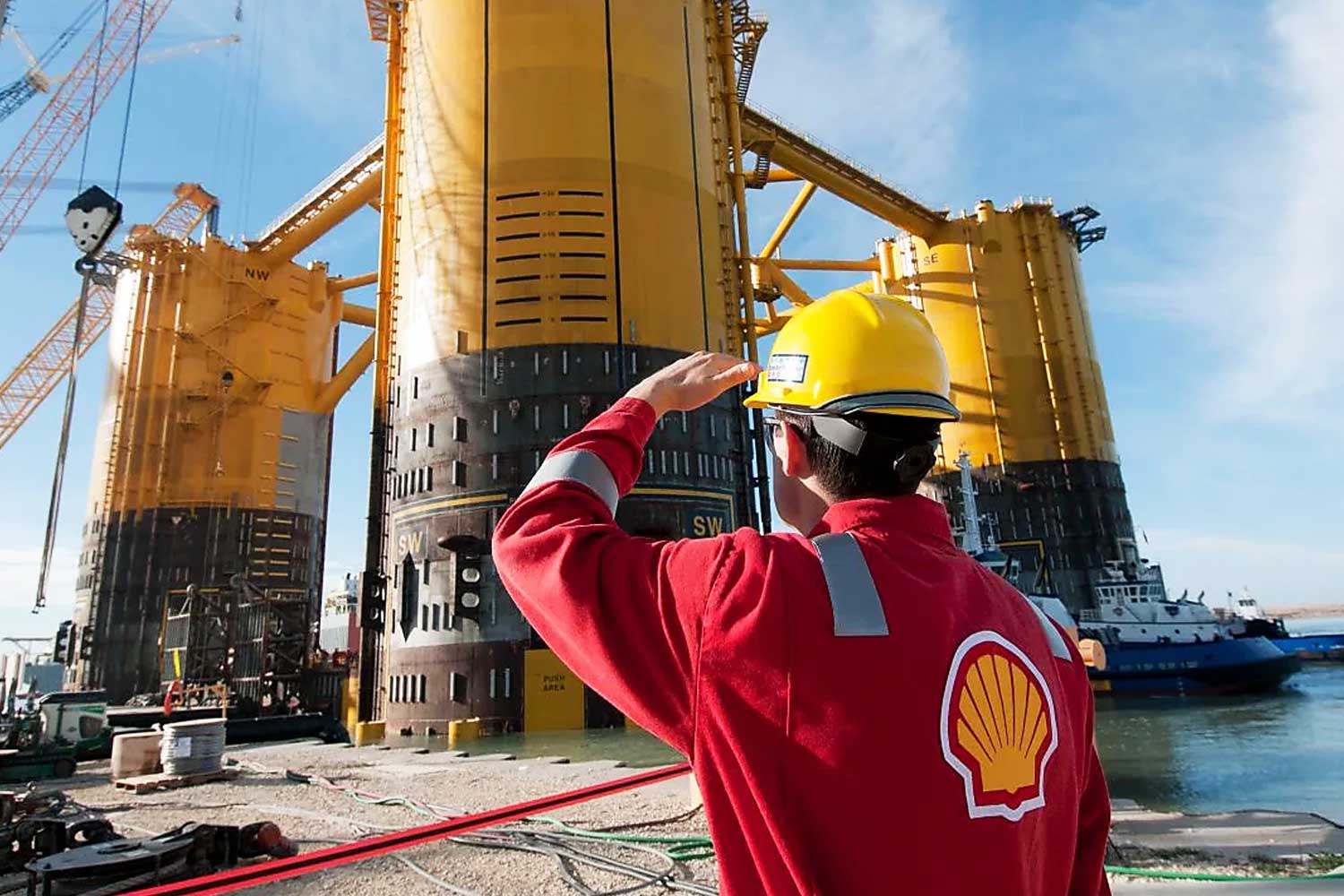 Trabajador-de-Shell-inspeccionando-una-plataforma-offshore-en-construcción-en-la-costa Trabajador de Shell inspeccionando una plataforma offshore en construccion en la costa