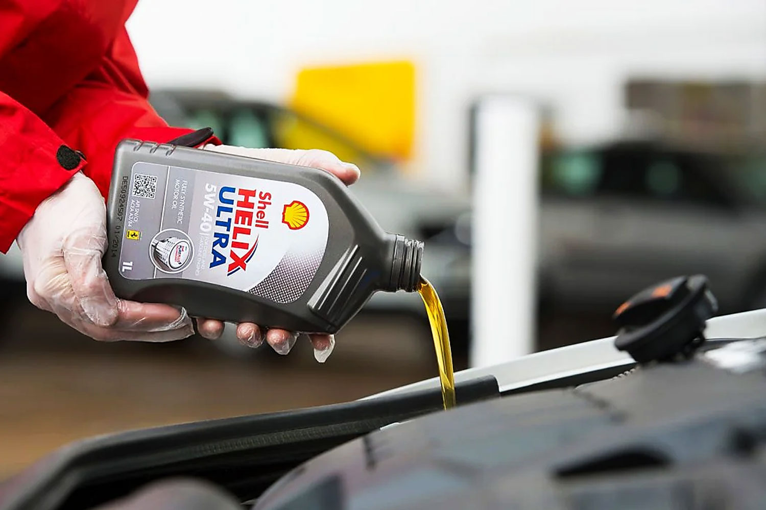 Vertido-de-aceite-Shell-Helix-Ultra-5W-40-en-un-motor,-asegurando-protección-y-rendimiento-óptimo Vertido de aceite Shell Helix Ultra 5W 40 en un motor asegurando proteccion y rendimiento optimo