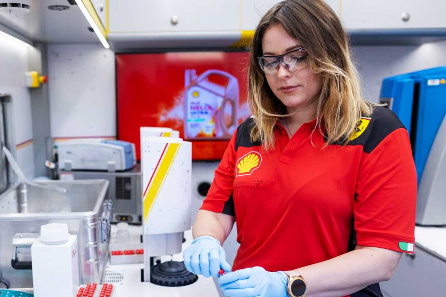 Ingeniera de Shell y Ferrari analizando lubricantes en un laboratorio movil como parte de la colaboracion tecnica en Formula 1