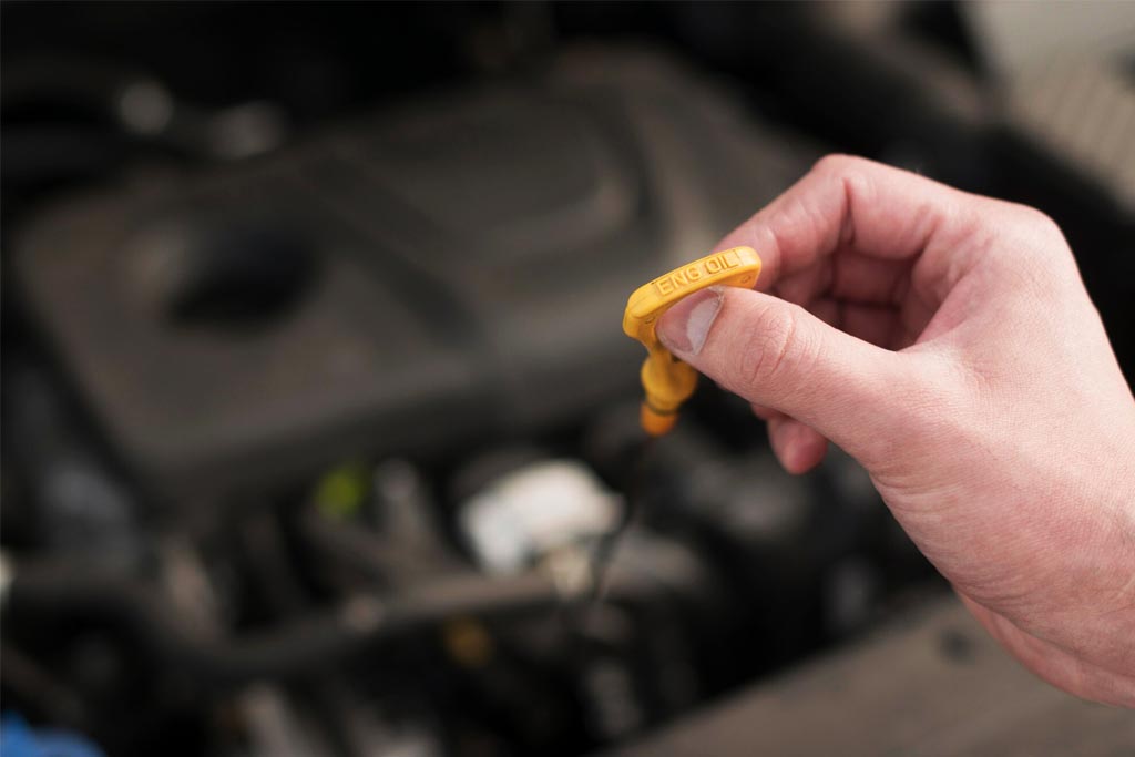 Control de nivel de aceite de motor, esencial para la protección y el rendimiento óptimo con lubricantes Shell Control de nivel de aceite de motor, esencial para la protección y el rendimiento óptimo con lubricantes Shell
