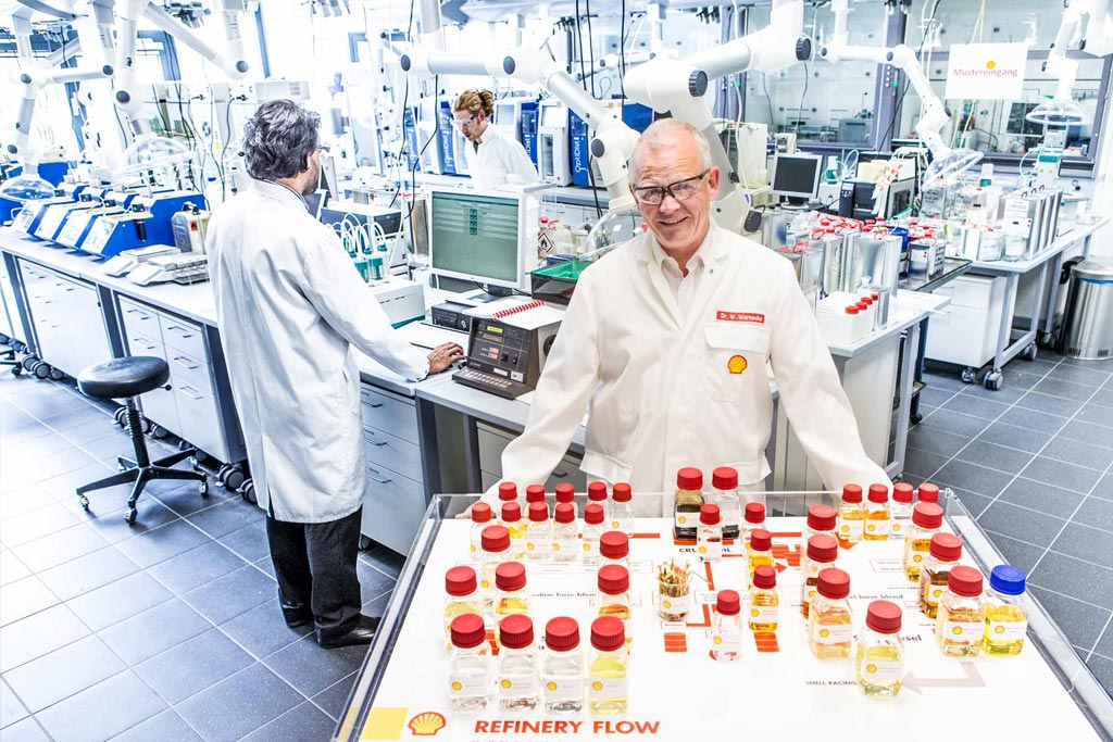 Laboratorio de Shell Lubricants con científicos trabajando en desarrollo y análisis de lubricantes avanzados Laboratorio de Shell Lubricants con científicos trabajando en desarrollo y análisis de lubricantes avanzados