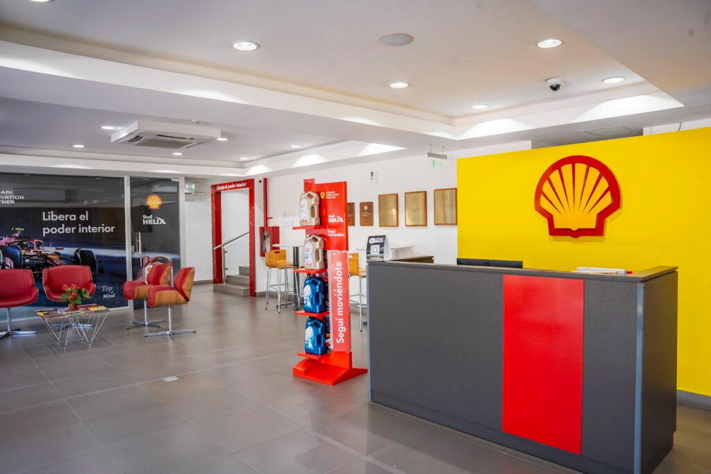 Recepción de la sede de Condor S.A.C.I. en Asunción, destacando el branding de Shell Lubricants y área de atención al cliente Recepción de la sede de Condor S.A.C.I. en Asunción, destacando el branding de Shell Lubricants y área de atención al cliente